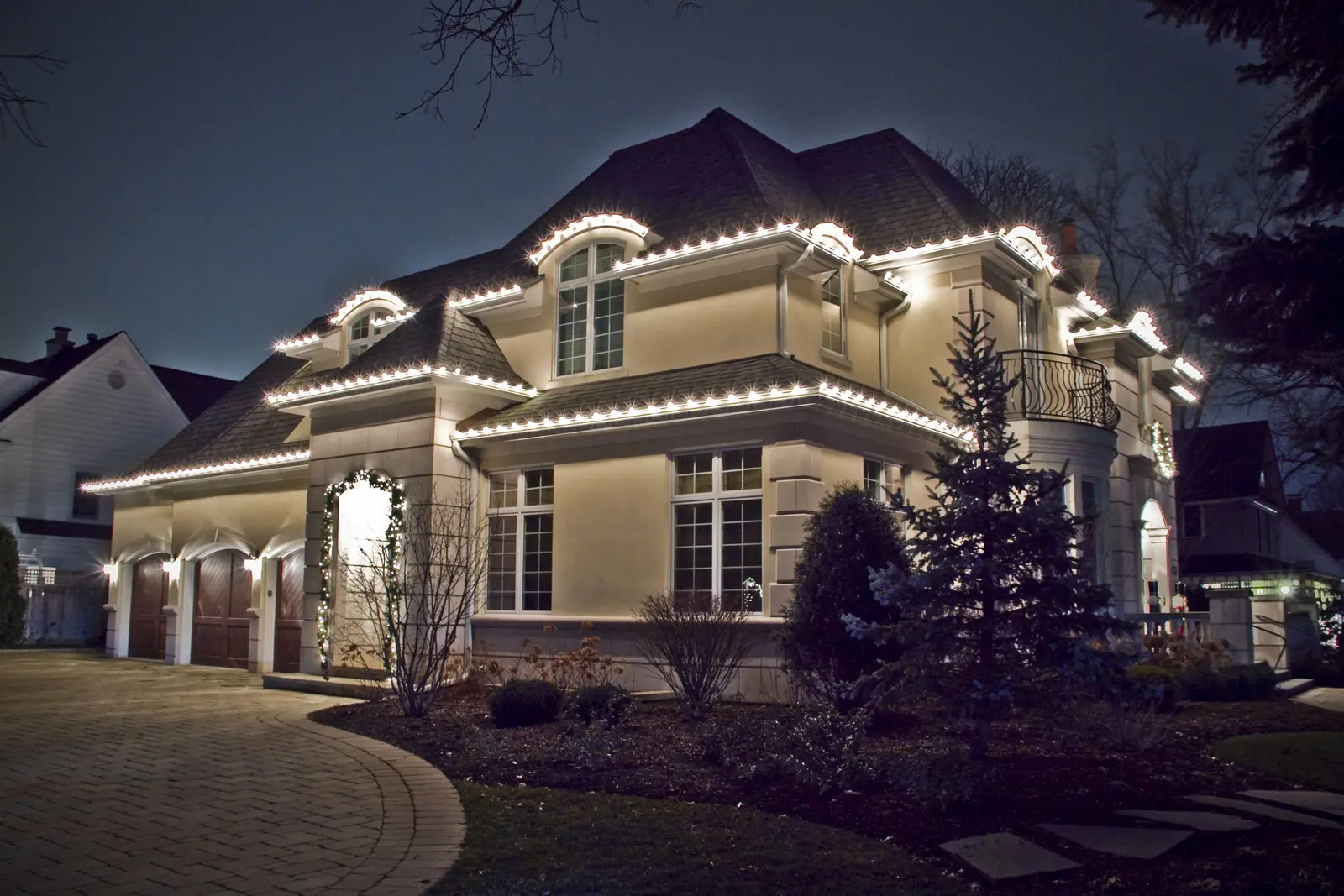 Residential holiday lighting design on a large home